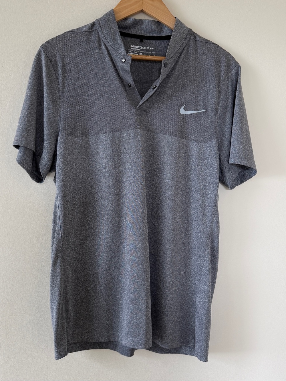 Men’s NIKE Golf Modern Fit Blade Collar Shirt in Dri-FIT Performance